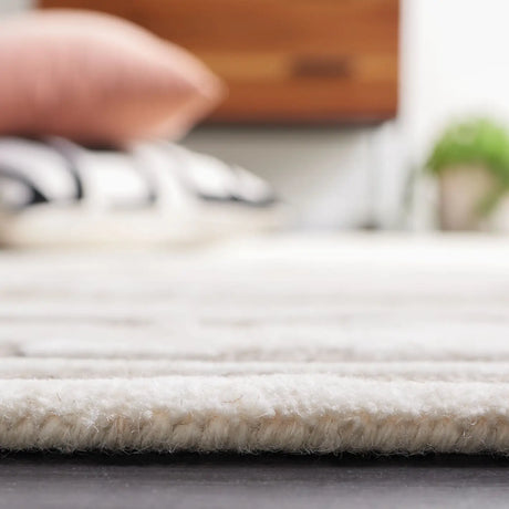 Safavieh Fifth Avenue 4'-0" x 6'-0" Rug in Natural / Brown
