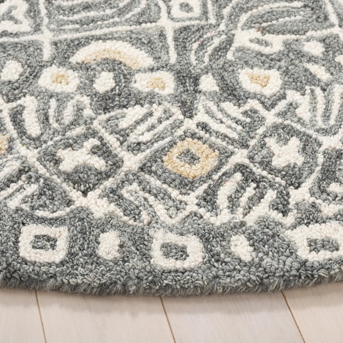Safavieh Micro-Loop 5'-0" x 5'-0" Rug in Silver / Ivory