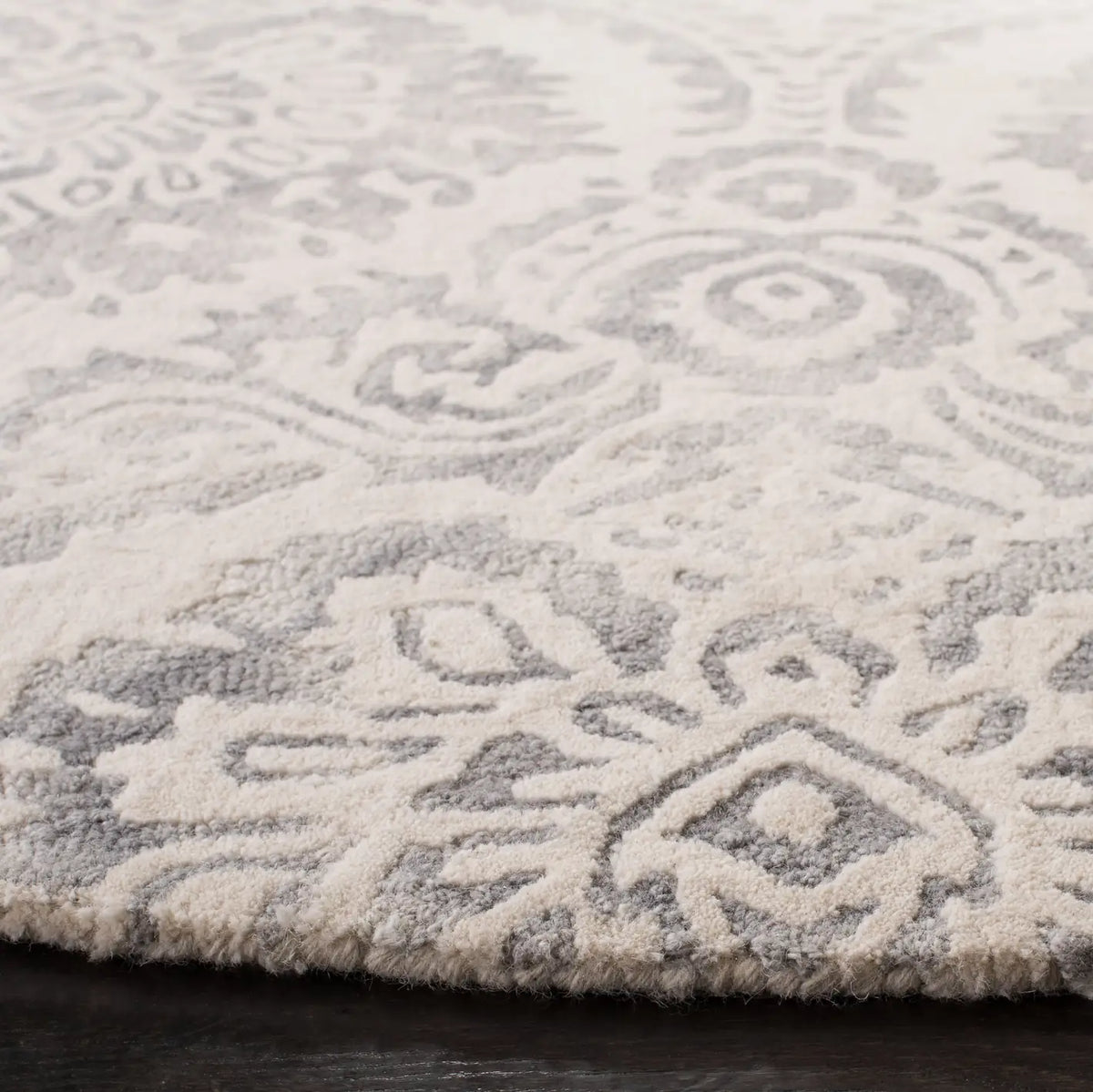Safavieh Dip Dye 7'-0" x 7'-0" Rug in Silver / Ivory