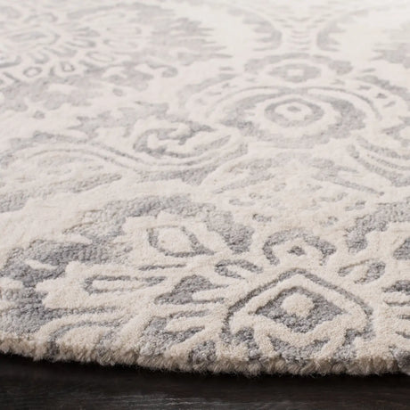 Safavieh Dip Dye 7'-0" x 7'-0" Rug in Silver / Ivory
