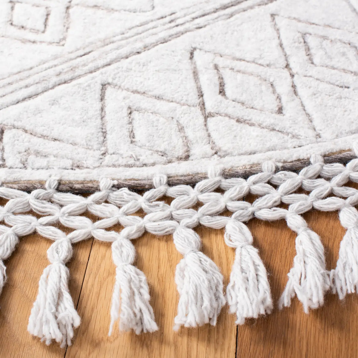 Safavieh Casablanca 7'-0" x 7'-0" Rug in Silver