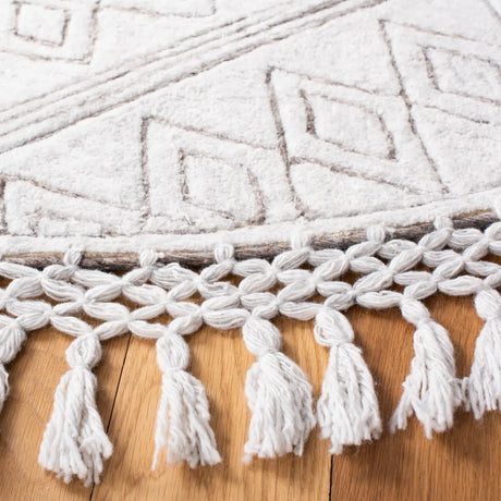 Safavieh Casablanca 7'-0" x 7'-0" Rug in Silver