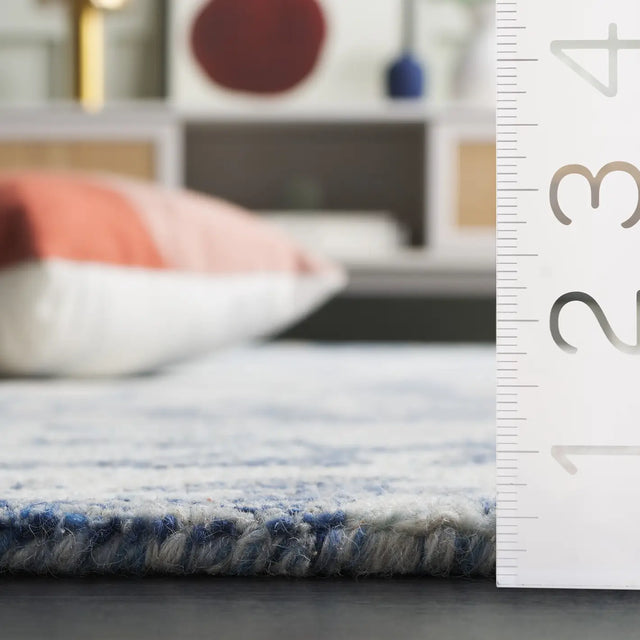 Safavieh Pine 4'-0" x 6'-0" Rug in Blue / Ivory