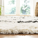 Safavieh Kenya 4'-0" x 6'-0" Rug in Ivory / Black