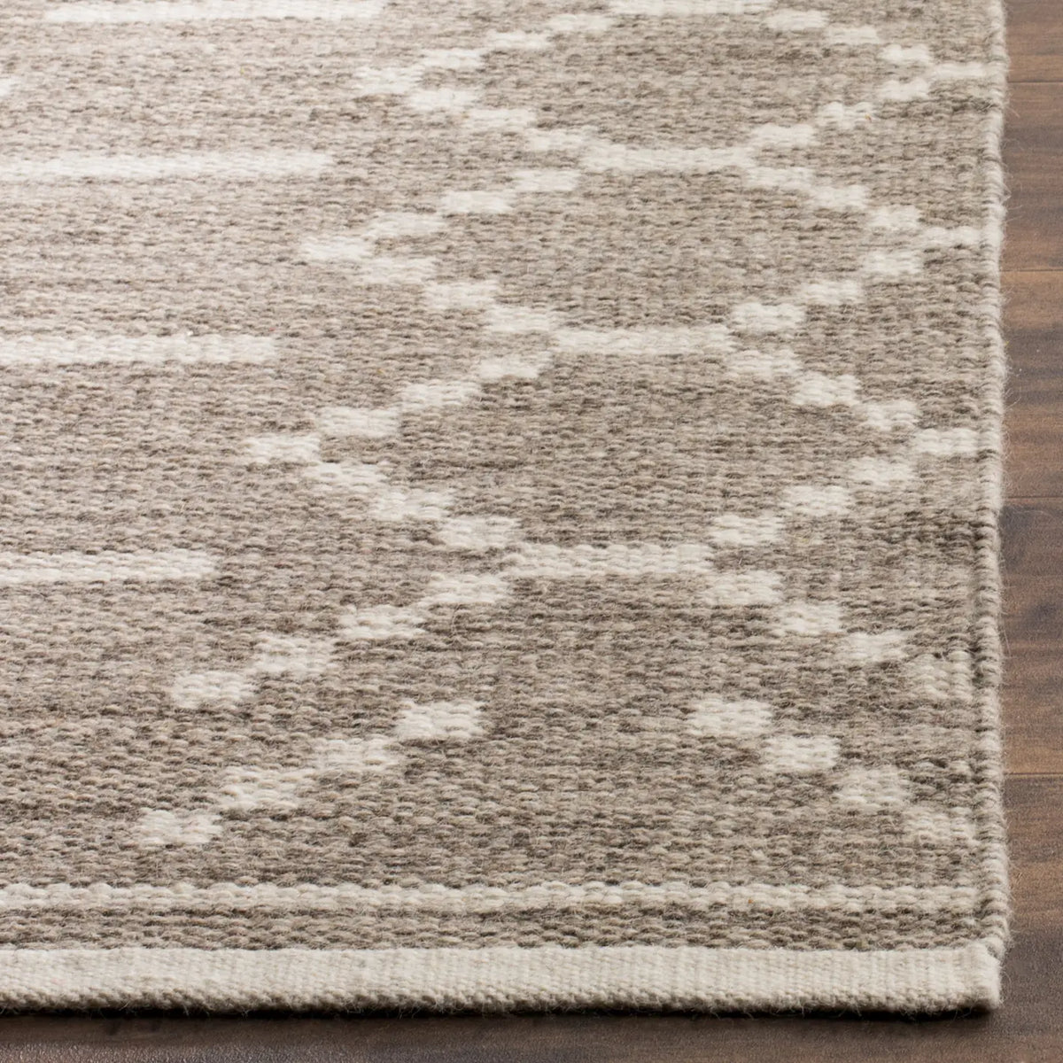 Safavieh Kilim 4'-0" x 6'-0" Rug in Grey / Ivory