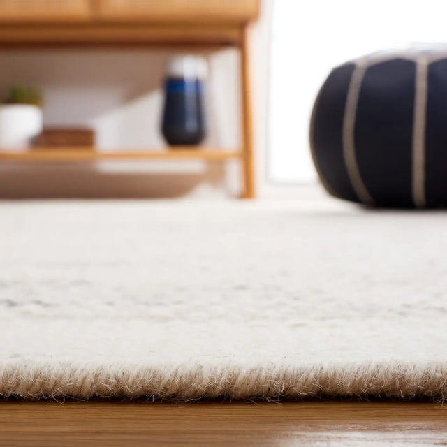 Safavieh Vermont 4'-0" x 6'-0" Rug in Ivory / Black