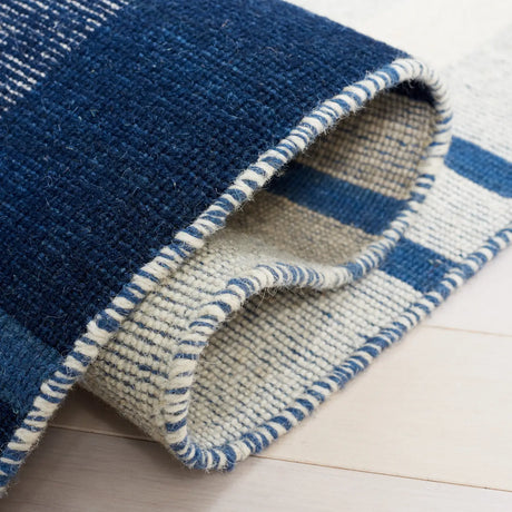 Safavieh Striped Kilim 4'-0" x 6'-0" Rug in Blue / Beige