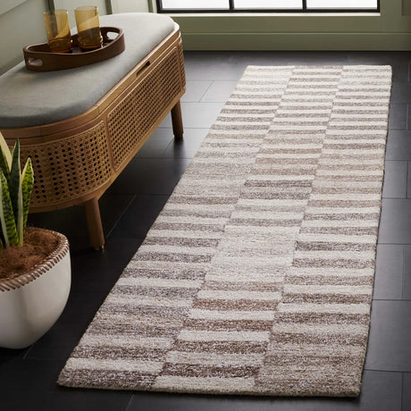 Safavieh Ebony 2'-3" x 8'-0" Rug in Beige / Ivory