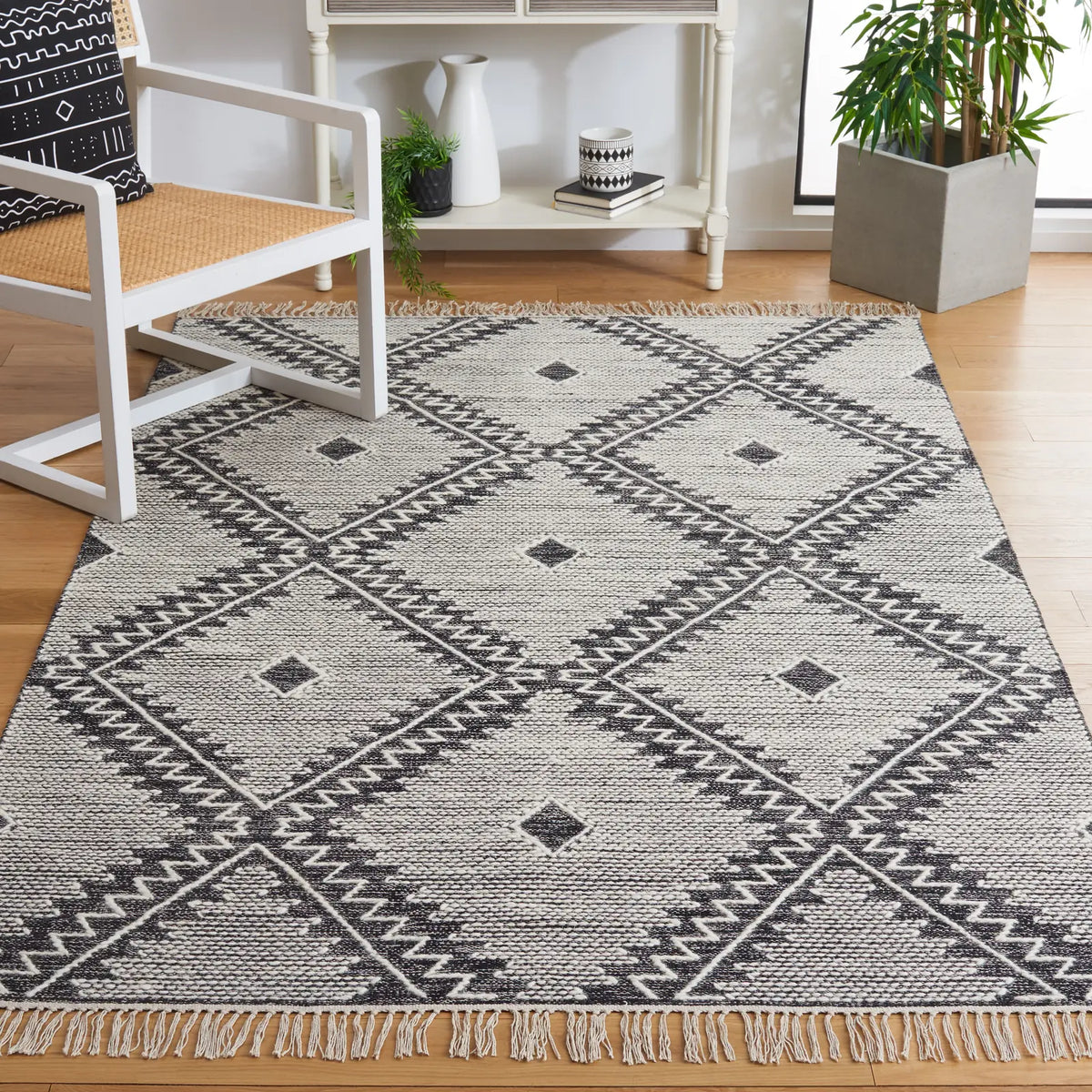 Safavieh Kilim 4'-0" x 6'-0" Rug in Ivory / Black