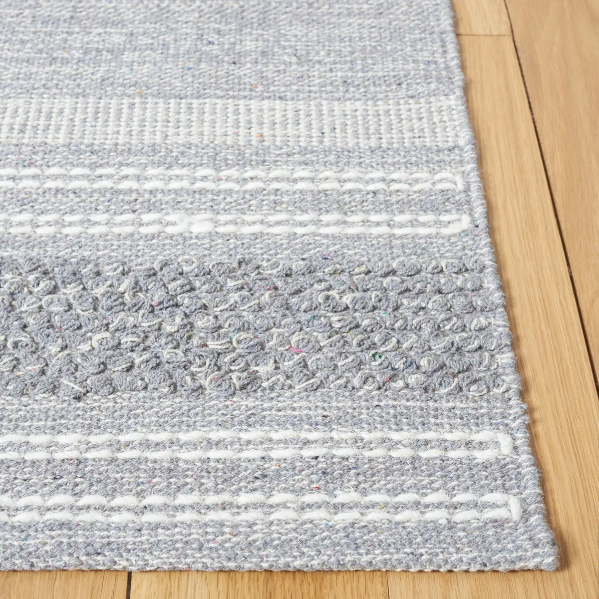 Safavieh Striped Kilim 4'-0" x 6'-0" Rug in Silver / Grey