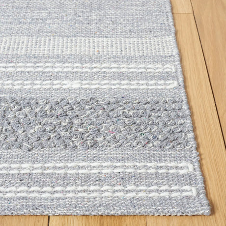Safavieh Striped Kilim 4'-0" x 6'-0" Rug in Silver / Grey