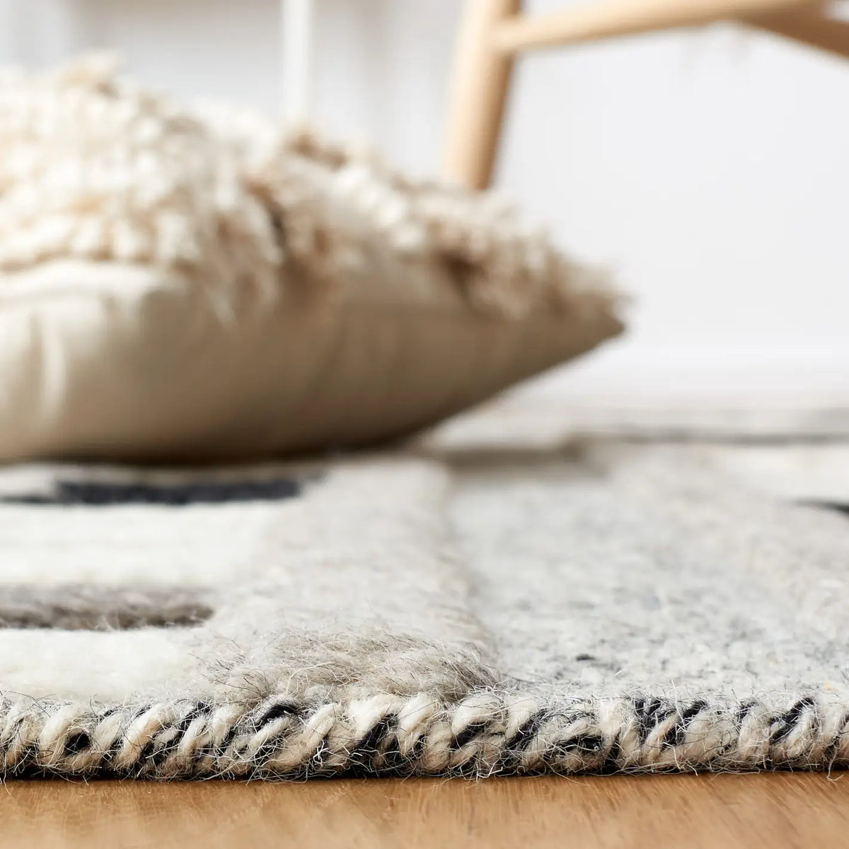 Safavieh Casablanca 4'-0" x 6'-0" Rug in Ivory / Black