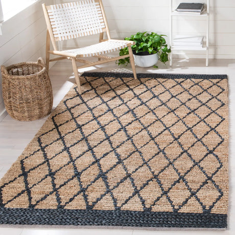 Safavieh Natural Fiber 4'-0" x 6'-0" Rug in Natural / Black