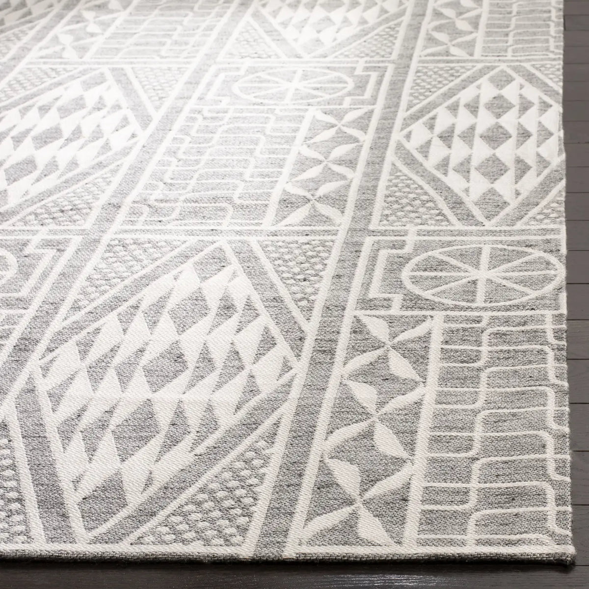 Safavieh Marbella 4'-0" x 6'-0" Rug in Grey / Ivory