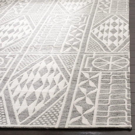 Safavieh Marbella 4'-0" x 6'-0" Rug in Grey / Ivory