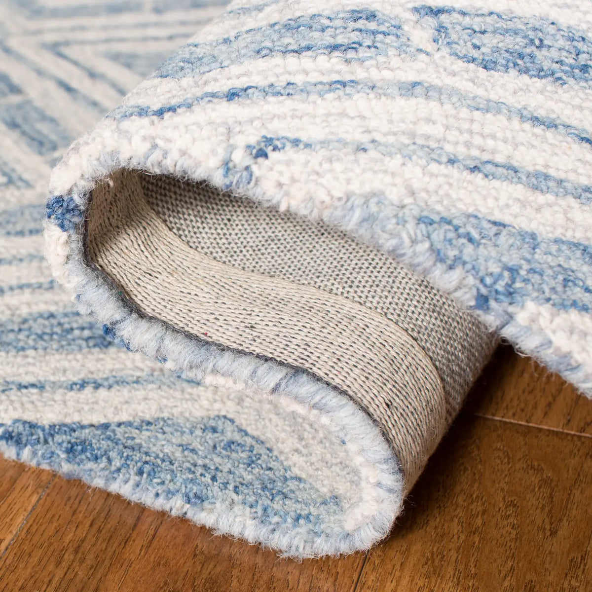 Safavieh Micro-Loop 5'-0" x 8'-0" Rug in Blue / Ivory