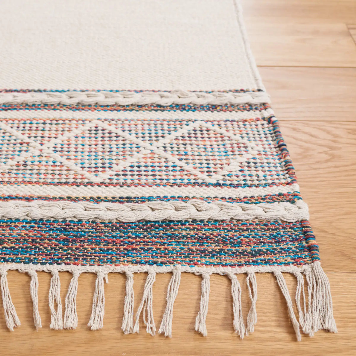 Safavieh Montauk 4'-0" x 6'-0" Rug in Beige / Blue