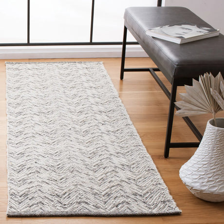 Safavieh Kilim 2'-3" x 7'-0" Rug in Grey / Beige