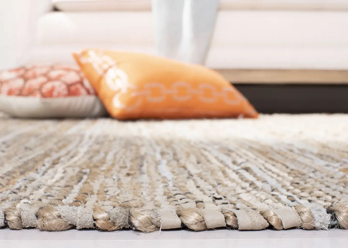 Safavieh Vintage Leather 4'-0" x 6'-0" Rug in Beige