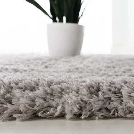 Safavieh Polar Shag 4'-0" x 6'-0" Rug in Silver