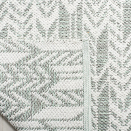 Safavieh Montauk 5'-0" x 8'-0" Rug in Light Green / Ivory