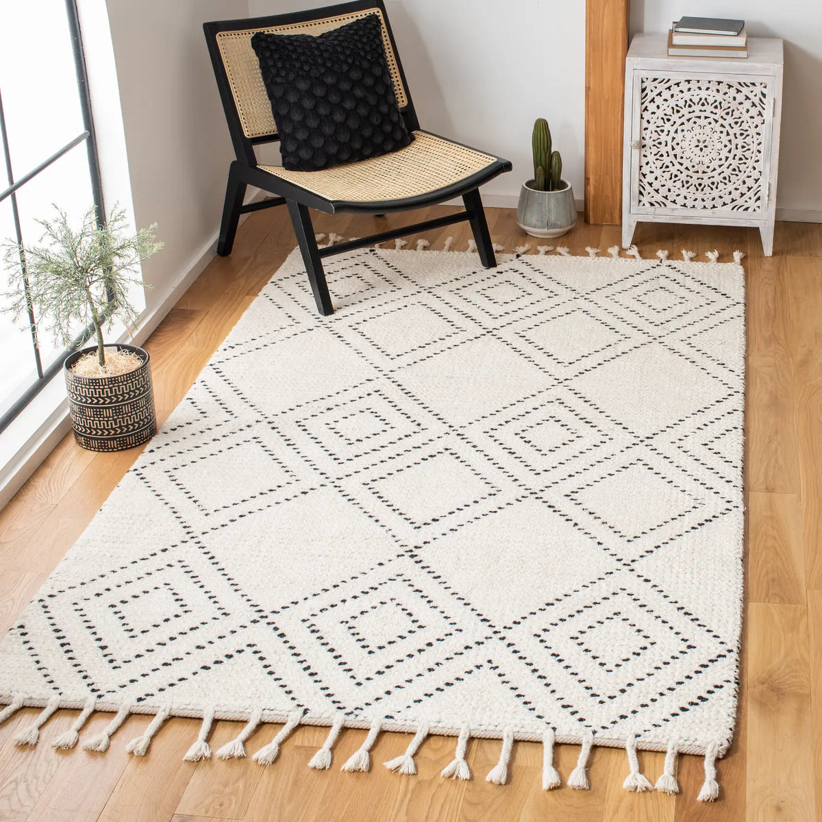 Safavieh Casablanca 4'-0" x 6'-0" Rug in Ivory / Black