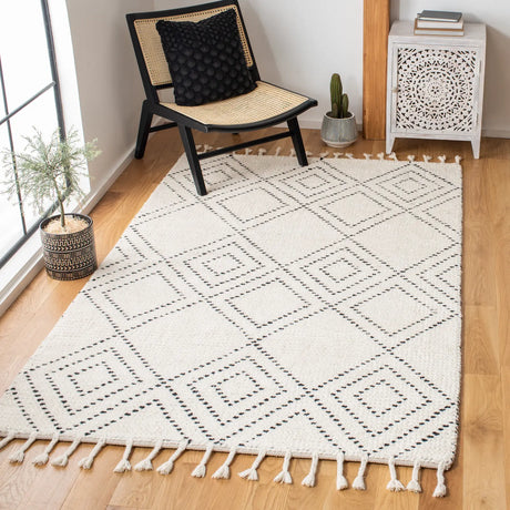 Safavieh Casablanca 4'-0" x 6'-0" Rug in Ivory / Black