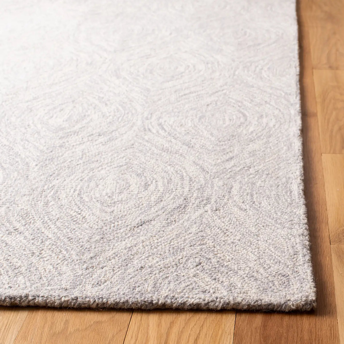 Safavieh Micro-Loop 5'-0" x 8'-0" Rug in Silver / Ivory