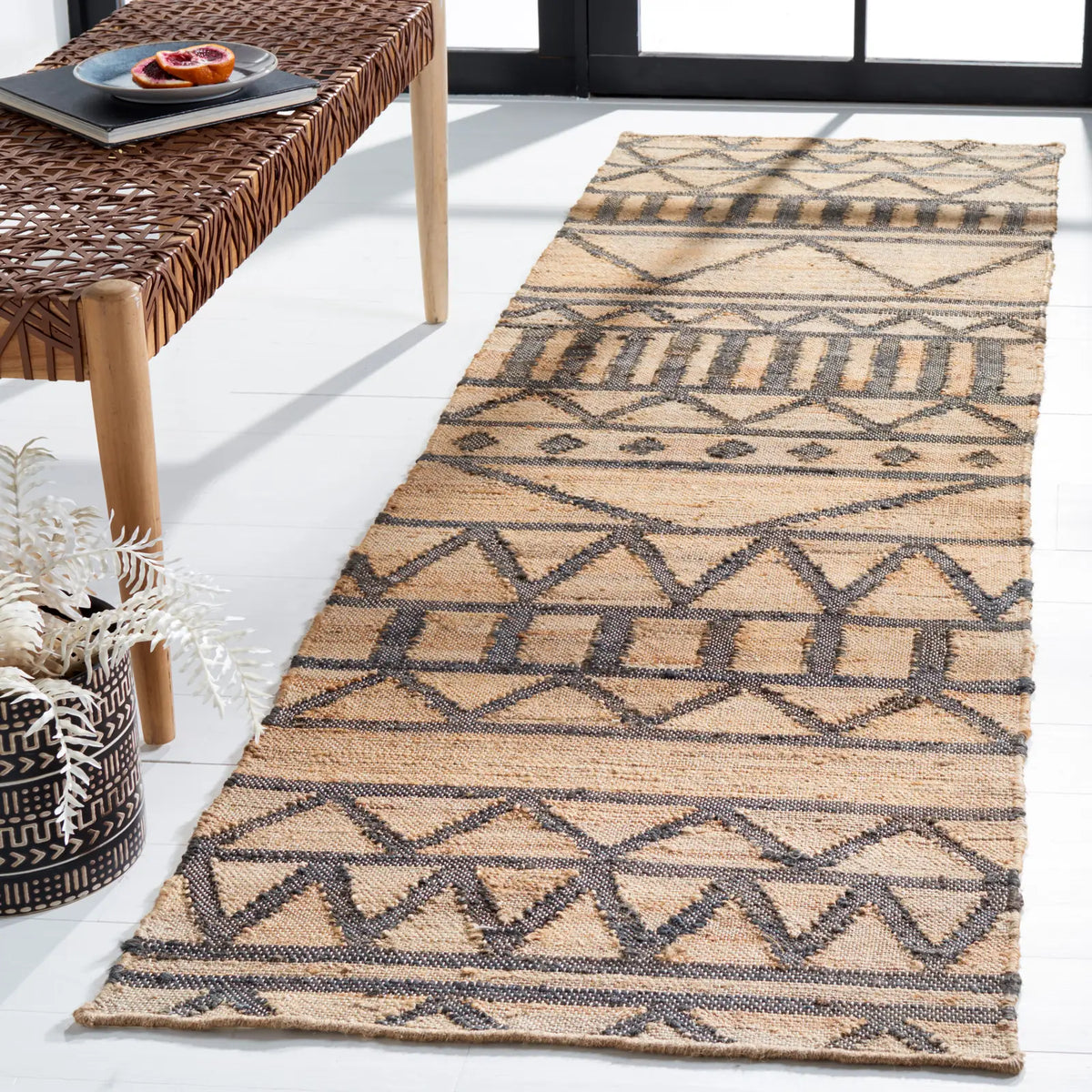 Safavieh Kilim 2'-3" x 8'-0" Rug in Natural / Charcoal
