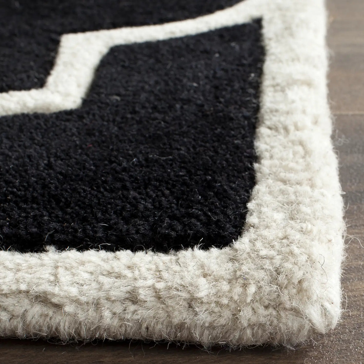 Safavieh Chatham 5'-0" x 8'-0" Rug in Black / Ivory