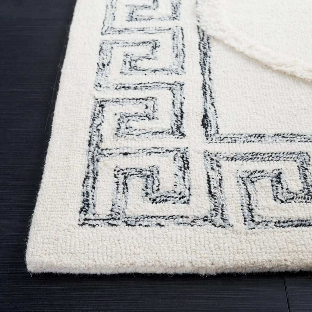 Safavieh Casablanca 4'-0" x 6'-0" Rug in Ivory / Black