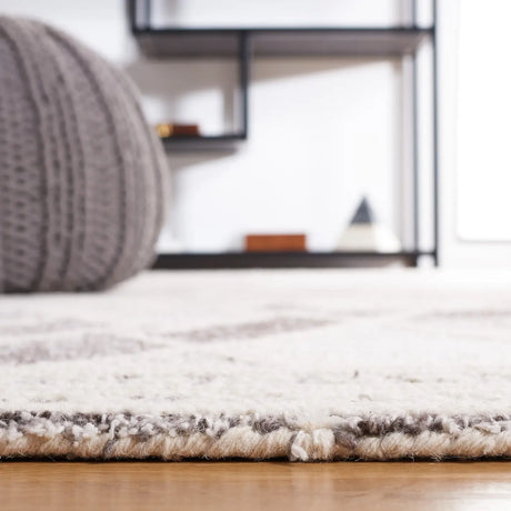 Safavieh Abstract 4'-0" x 6'-0" Rug in Ivory / Grey