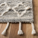 Safavieh Casablanca 4'-0" x 6'-0" Rug in Grey / Ivory