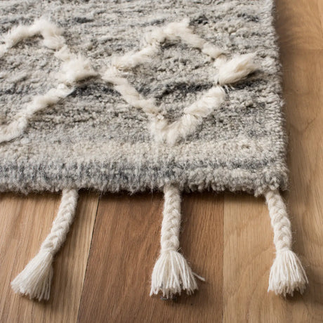 Safavieh Casablanca 4'-0" x 6'-0" Rug in Grey / Ivory