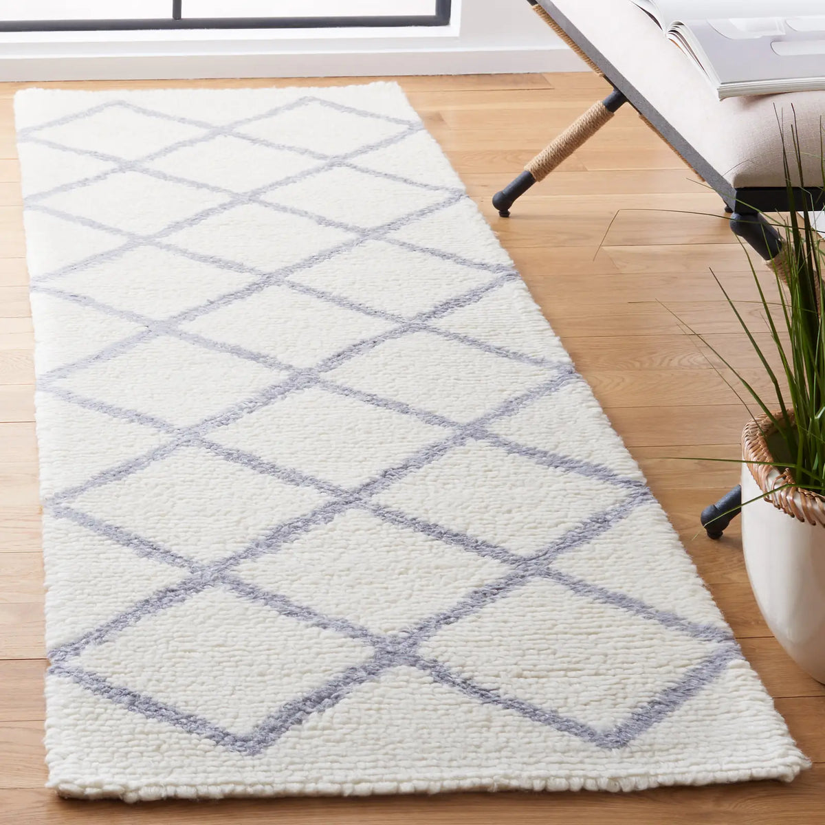 Safavieh Vermont 2'-3" x 8'-0" Rug in Ivory / Grey