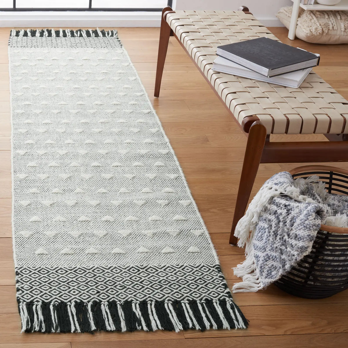 Safavieh Vermont 2'-3" x 8'-0" Rug in Ivory / Black