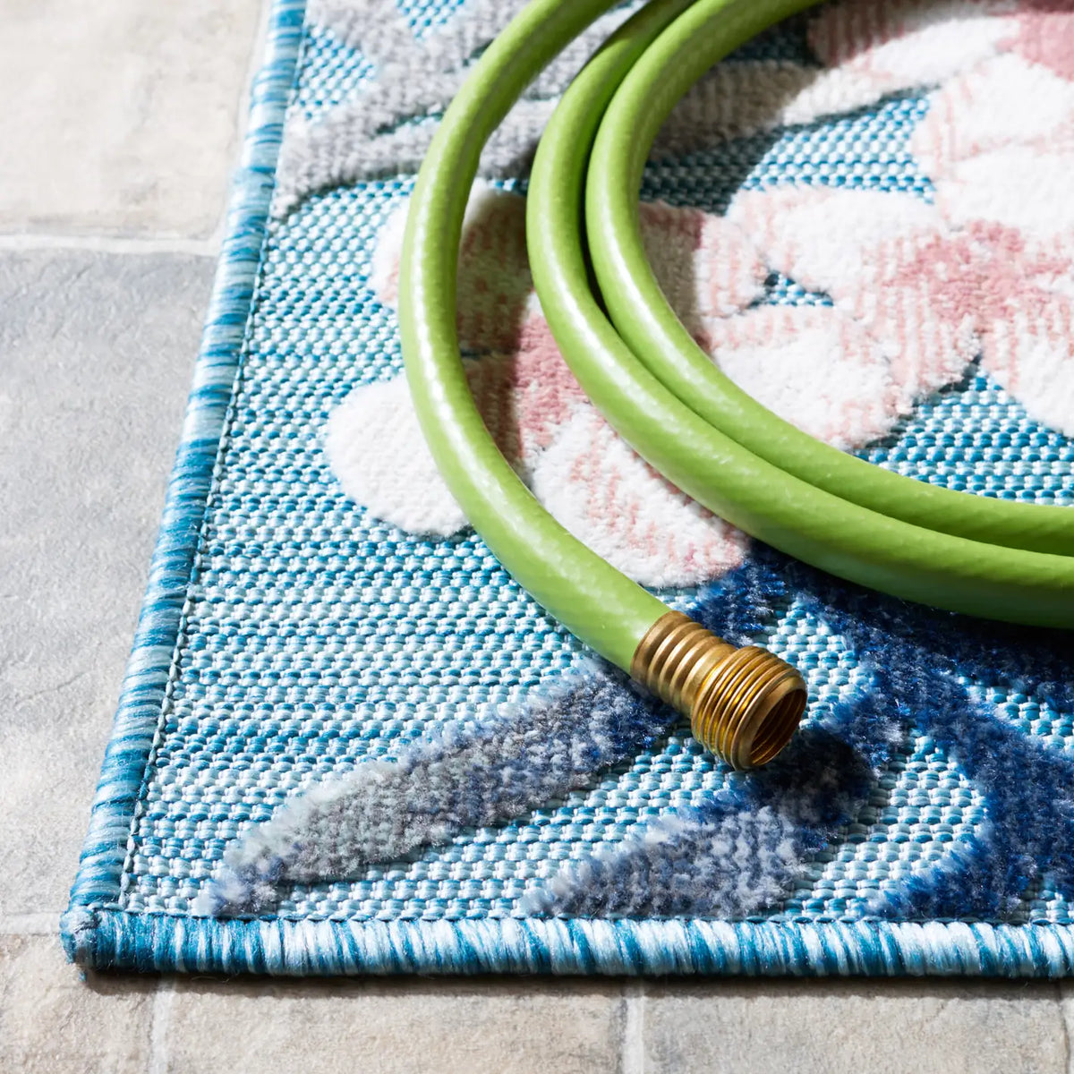Safavieh Cabana 4'-0" x 6'-0" Rug in Aqua / Ivory