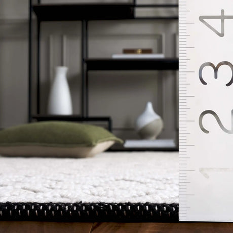 Safavieh Vermont 4'-0" x 6'-0" Rug in Ivory / Black
