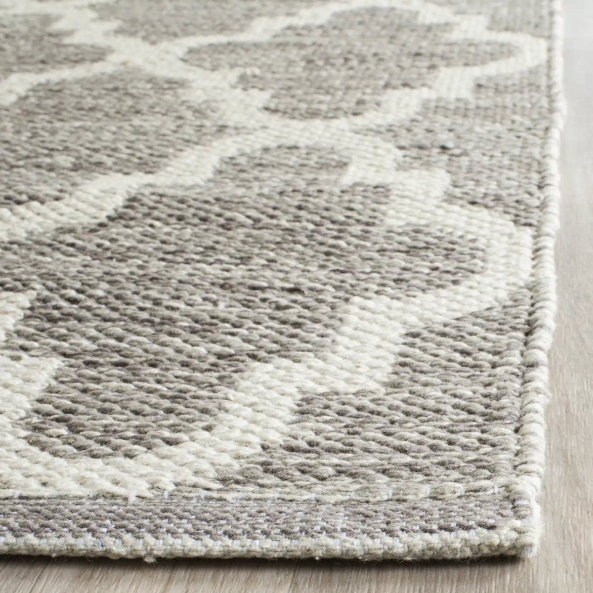 Safavieh Montauk 2'-3" x 11'-0" Rug in Grey / Ivory