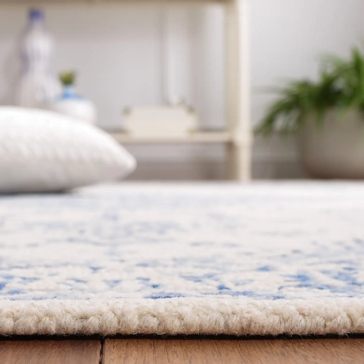 Safavieh Metro 4'-0" x 6'-0" Rug in Blue / Ivory