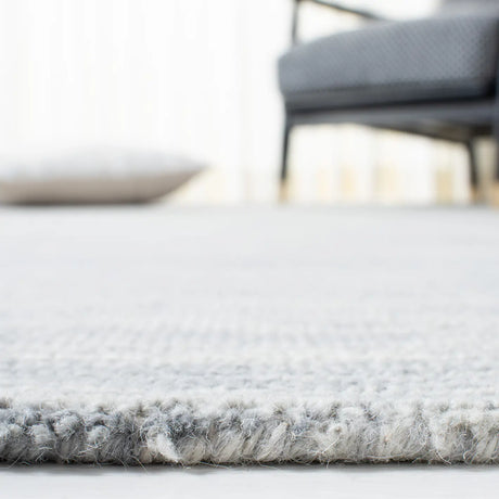 Safavieh Metro 4'-0" x 6'-0" Rug in Light Grey