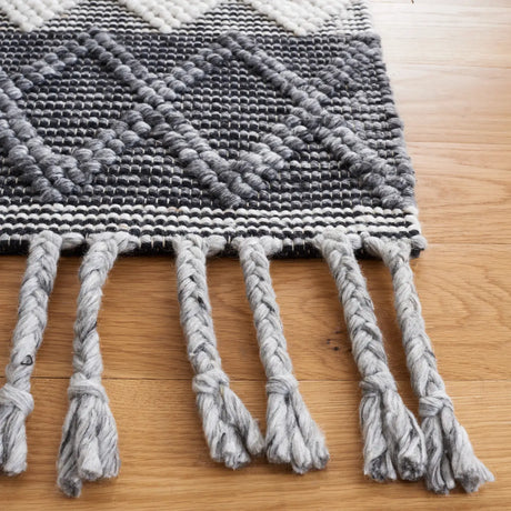 Safavieh Natura 4'-0" x 6'-0" Rug in Charcoal / Ivory