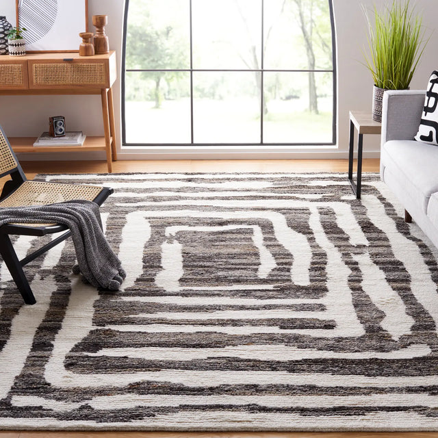 Safavieh Casablanca 8'-0" x 10'-0" Rug in Ivory / Charcoal