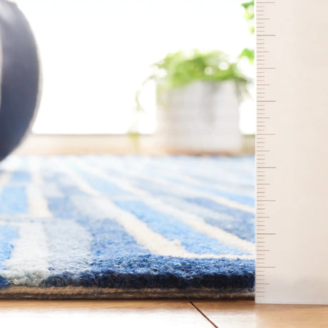 Safavieh Genre 4'-0" x 6'-0" Rug in Blue / Ivory