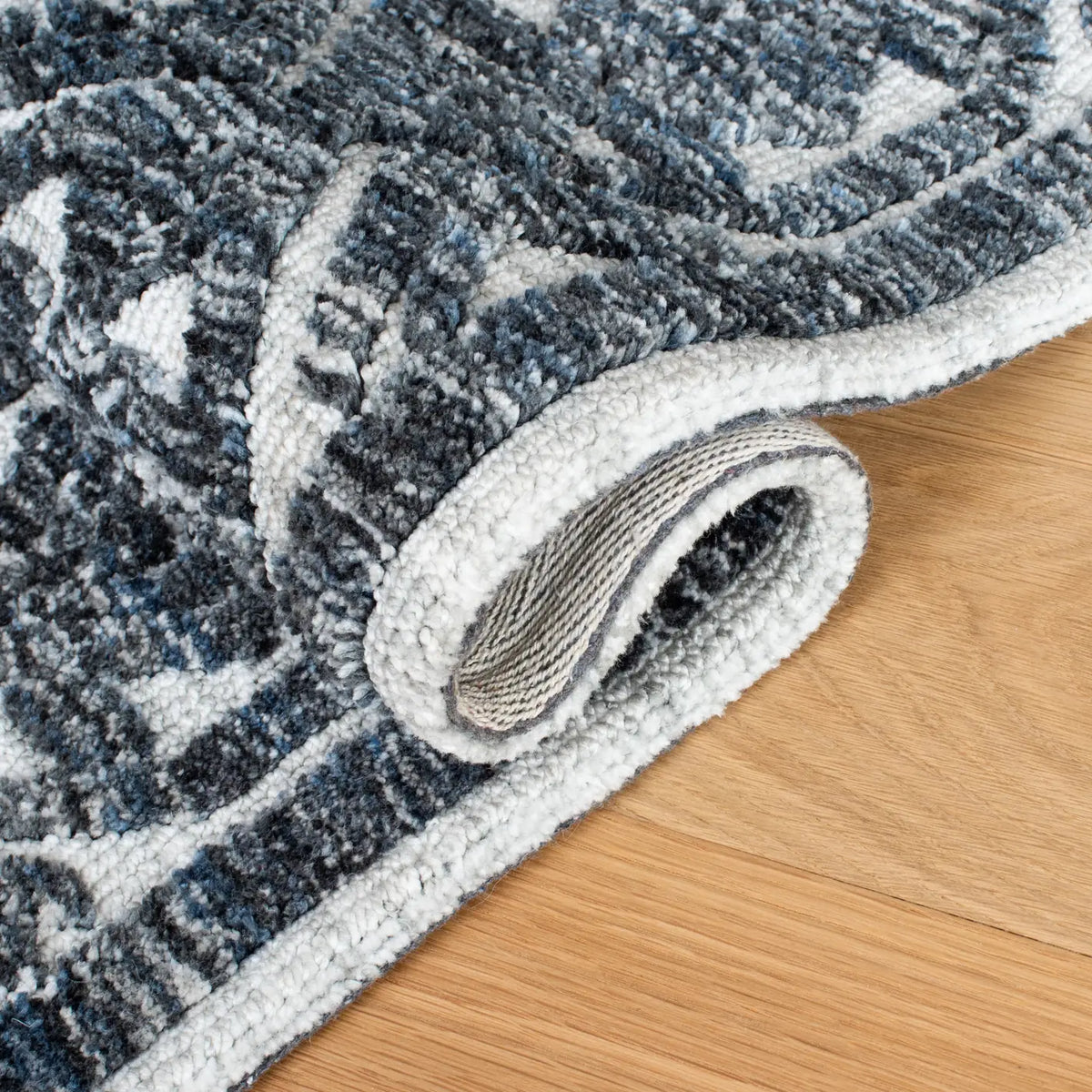 Safavieh Roslyn 4'-0" x 6'-0" Rug in Blue / Ivory
