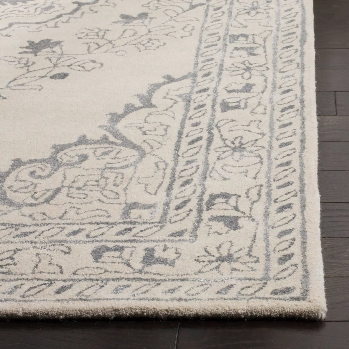 Safavieh Glamour 5'-0" x 8'-0" Rug in Light Grey