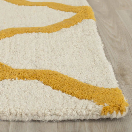 Safavieh Cambridge 5'-0" x 8'-0" Rug in Ivory / Gold