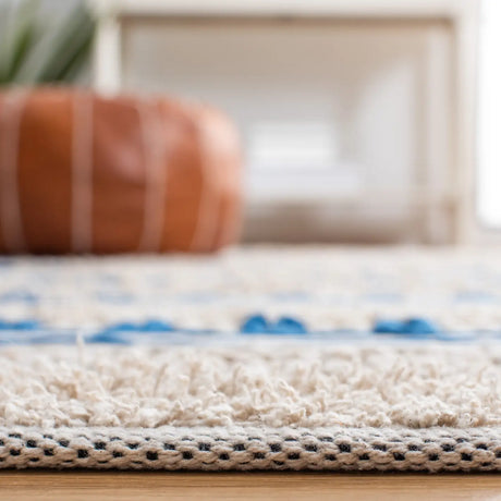 Safavieh Natura 4'-0" x 6'-0" Rug in Beige / Navy