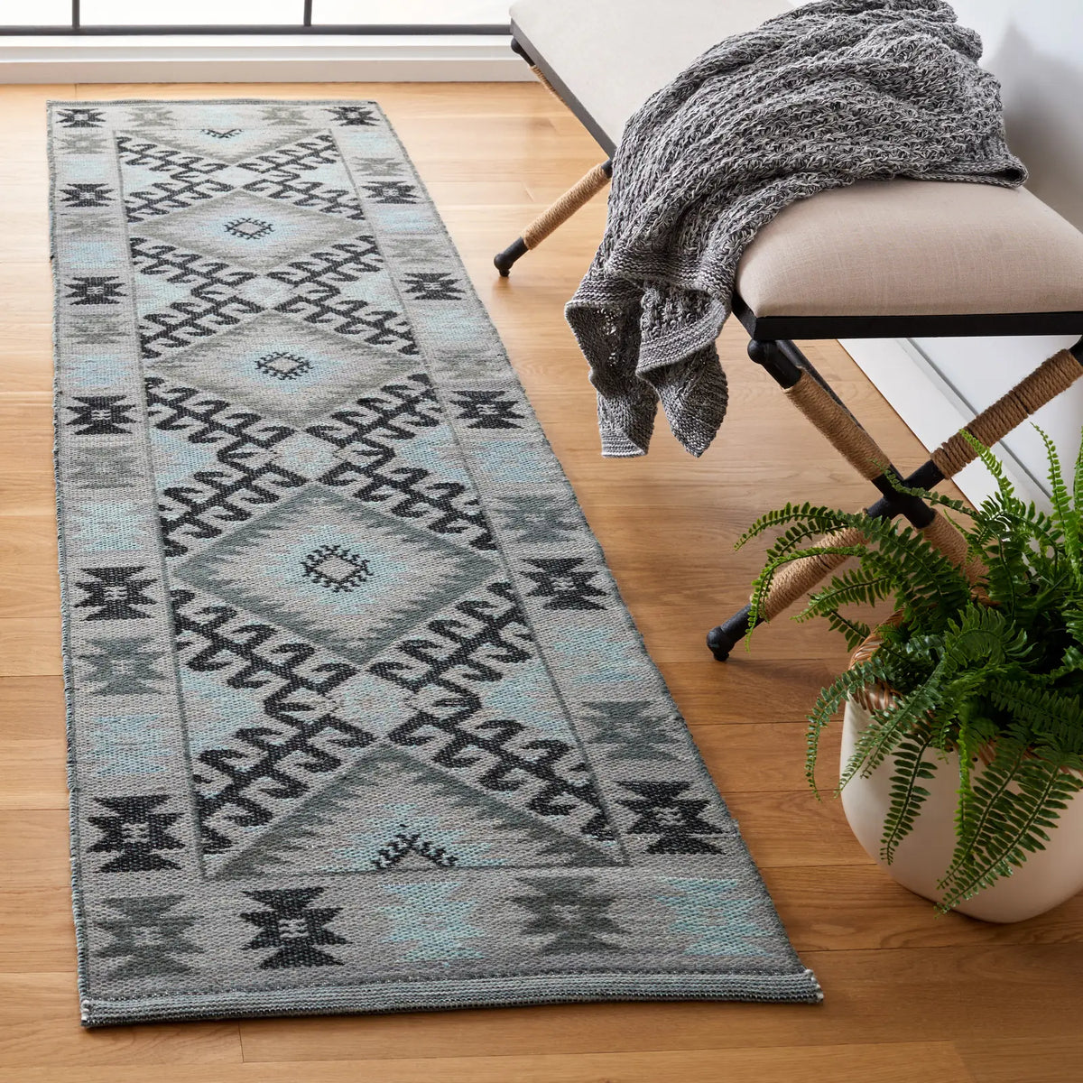 Safavieh Kilim 2'-3" x 9'-0" Rug in Grey / Black