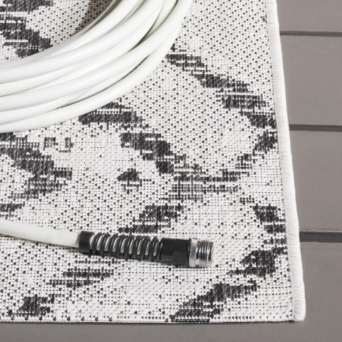Safavieh Courtyard 4'-0" x 5'-7" Rug in Ivory / Black